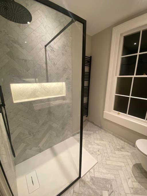 Luxury Georgian Apartment - 5 Minute Walk To Spa Bath Extérieur photo